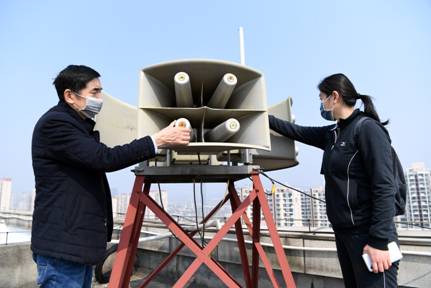 無錫市人防辦工作人員檢查防空警報(bào)器運(yùn)行情況